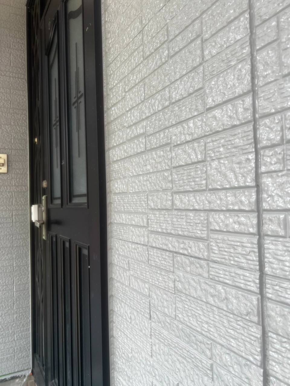 鳴沢村でサイディング外壁にパーフェクトトップで塗装した様子をご紹介