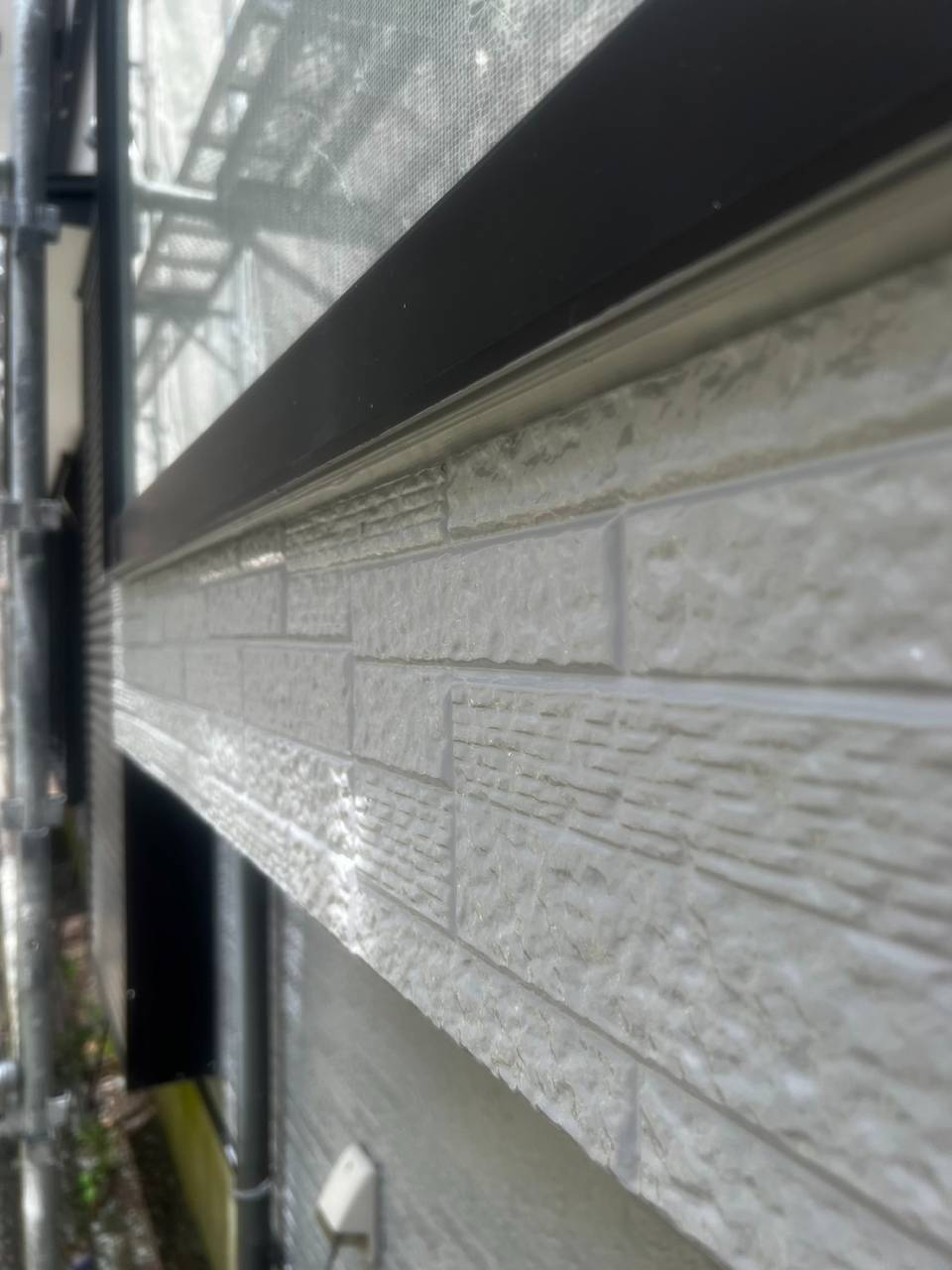 鳴沢村でサイディング外壁にパーフェクトトップで塗装した様子をご紹介