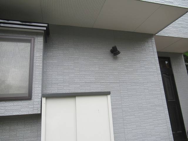 鳴沢村でサイディング外壁にパーフェクトトップで塗装した様子をご紹介