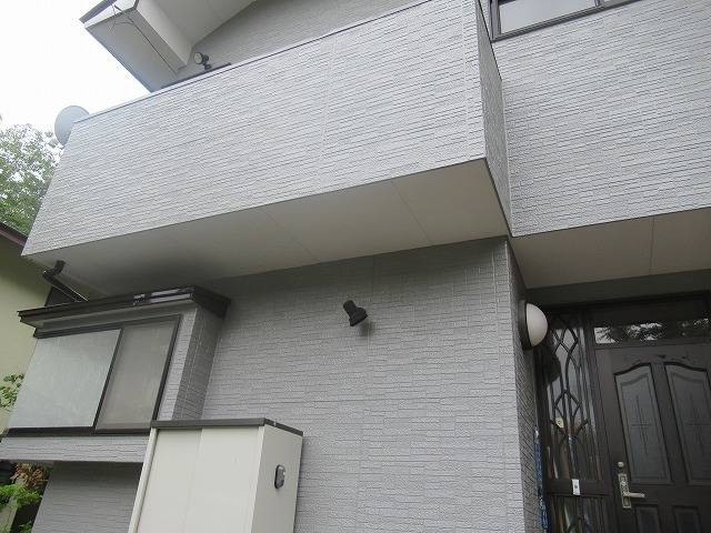 鳴沢村でサイディング外壁にパーフェクトトップで塗装した様子をご紹介