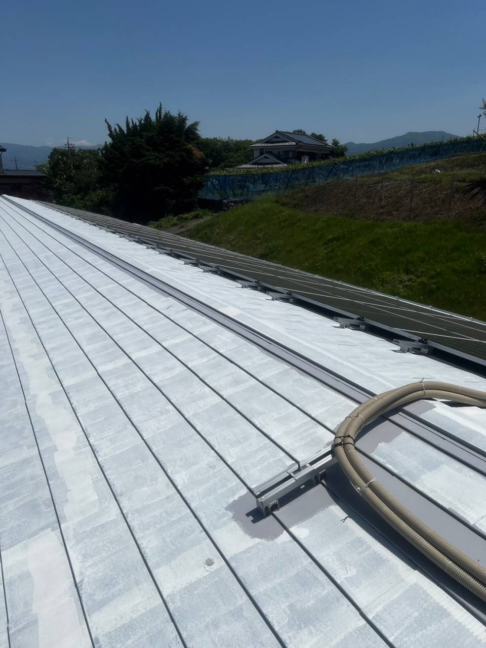 甲府市のデイケア施設の屋根を遮熱塗料サーモアイで塗装しました