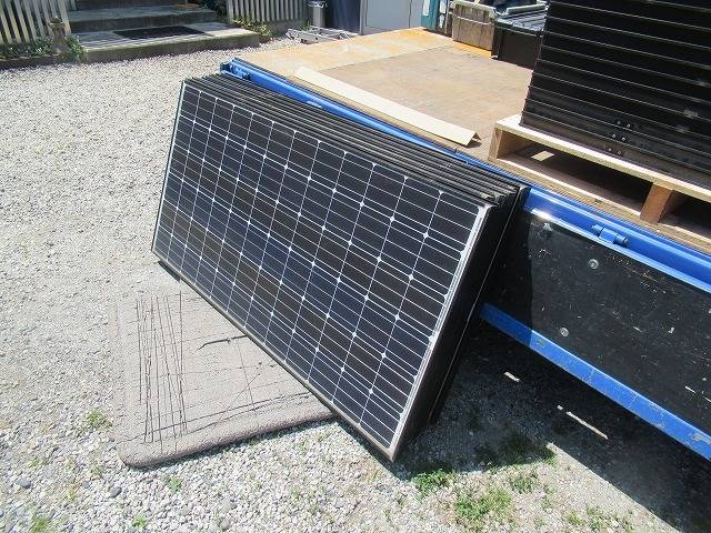 甲府市で屋根カバー工事の際の太陽光パネルを外した様子