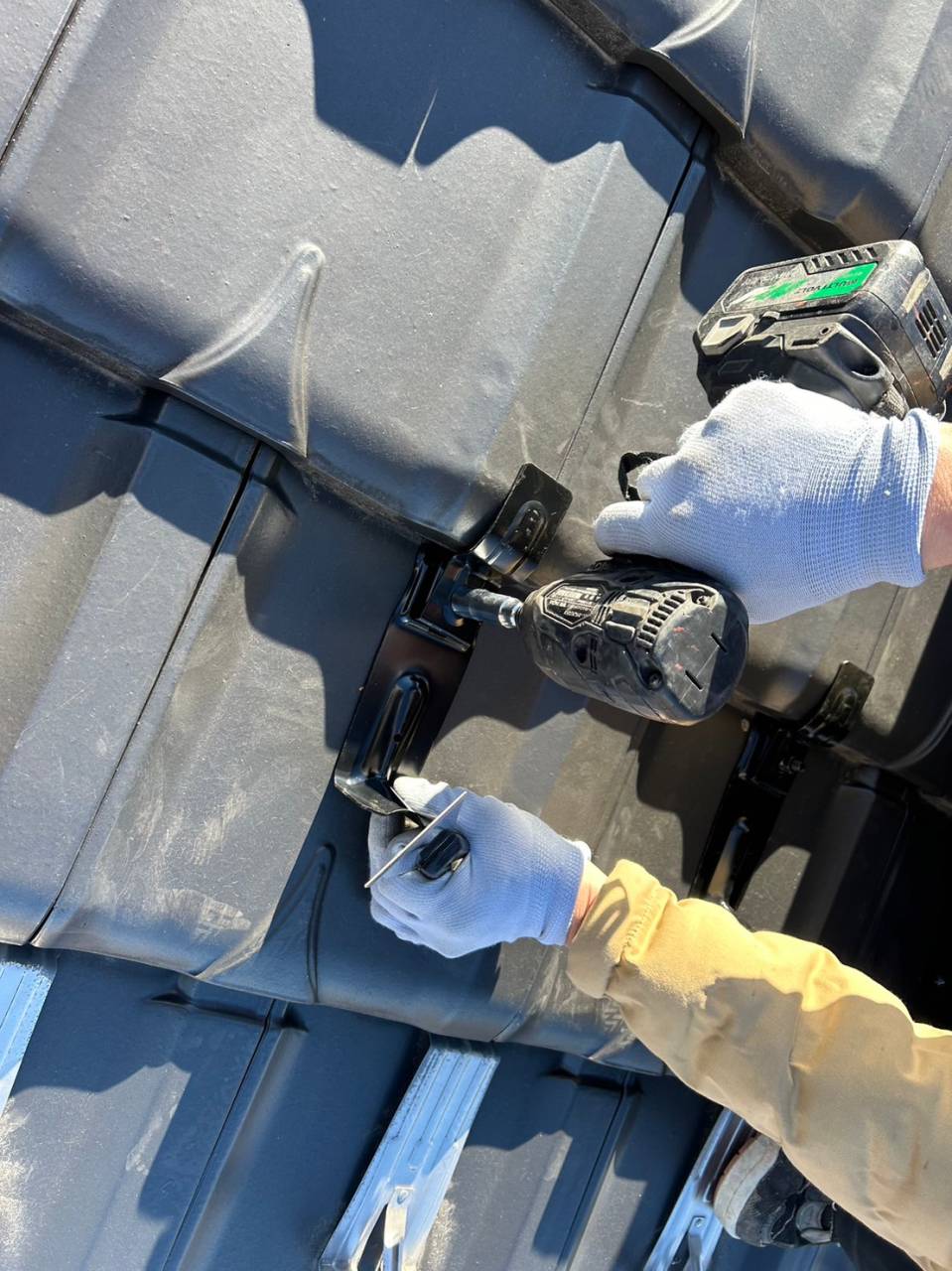 甲府市で既存の雪止めを活かしつつ、雪止めの増設を実施しました