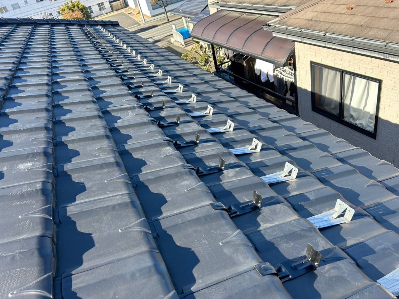 甲府市で既存の雪止めを活かしつつ、雪止めの増設を実施しました