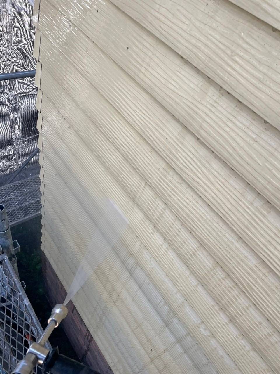 甲府市で離れの外壁塗装工事を行い、スタイリッシュな雰囲気に変身しました