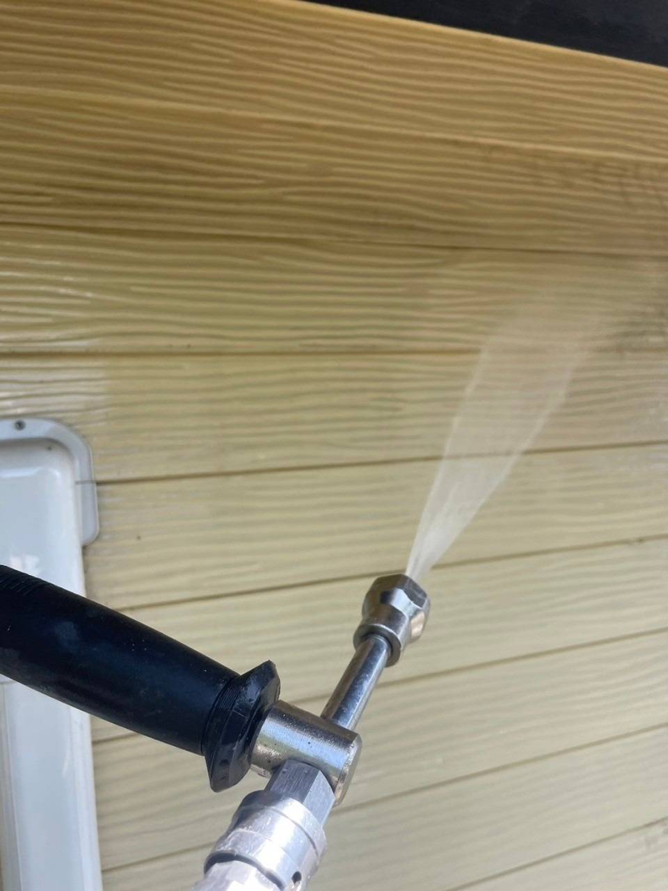 甲府市に金属製のサイディングに塗装を行った様子