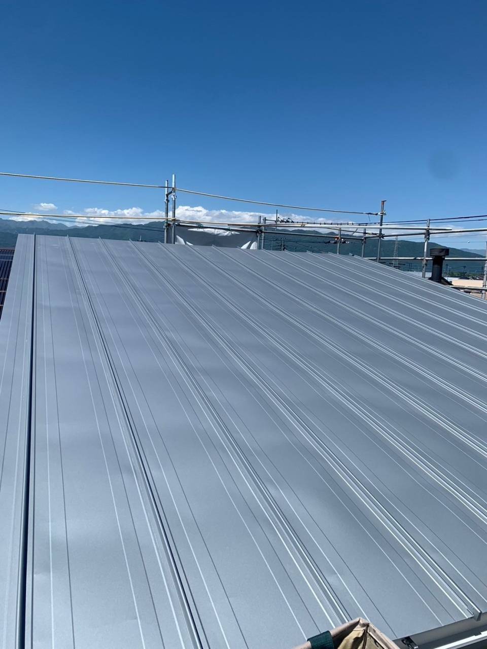甲府市で太陽光パネルを外したあと、GMルーフ立平葺きにて屋根カバー工事を行いました。