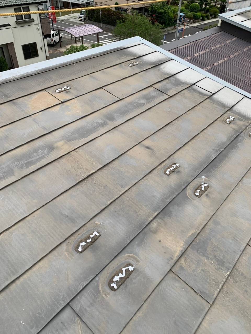 甲府市で太陽光パネルを外してからガルバリウム鋼板立平葺き屋根を設置しました