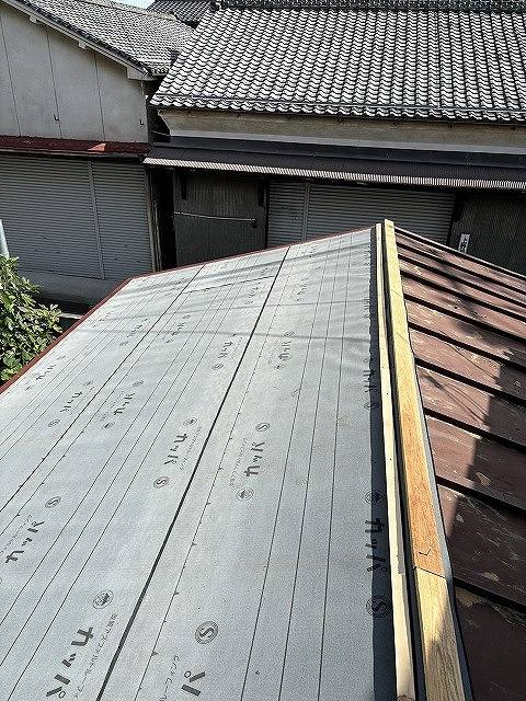 富士川町の瓦棒葺きトタン屋根を費用を抑え、半分のみ屋根葺き替え工事を施工