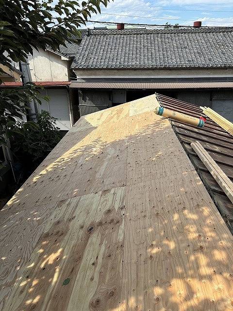 富士川町の瓦棒トタン屋根を半分のみ、費用を抑え屋根カバー工事を施工しました