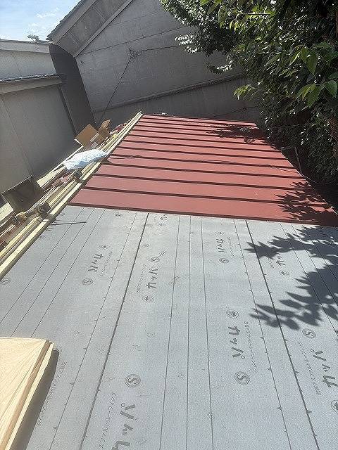 富士川町の瓦棒トタン屋根を半分のみ、費用を抑え屋根カバー工事を施工しました