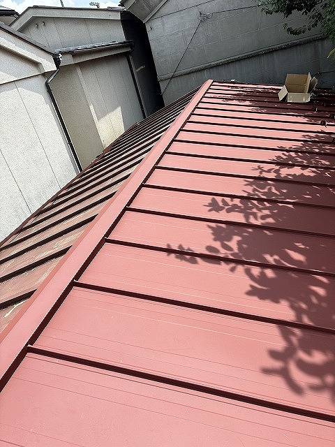 富士川町の瓦棒トタン屋根を半分のみ、費用を抑え屋根カバー工事を施工しました