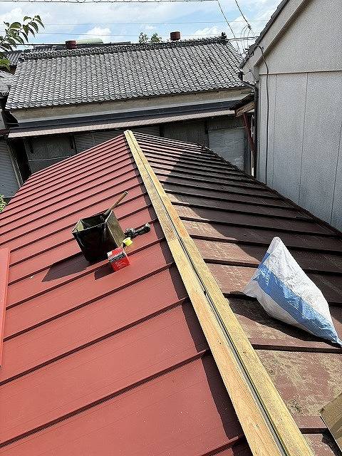 富士川町の瓦棒トタン屋根を半分のみ、費用を抑え屋根カバー工事を施工しました