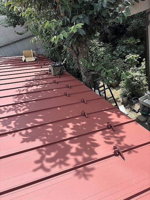 富士川町の瓦棒トタン屋根を半分のみ、費用を抑え屋根カバー工事を施工しました