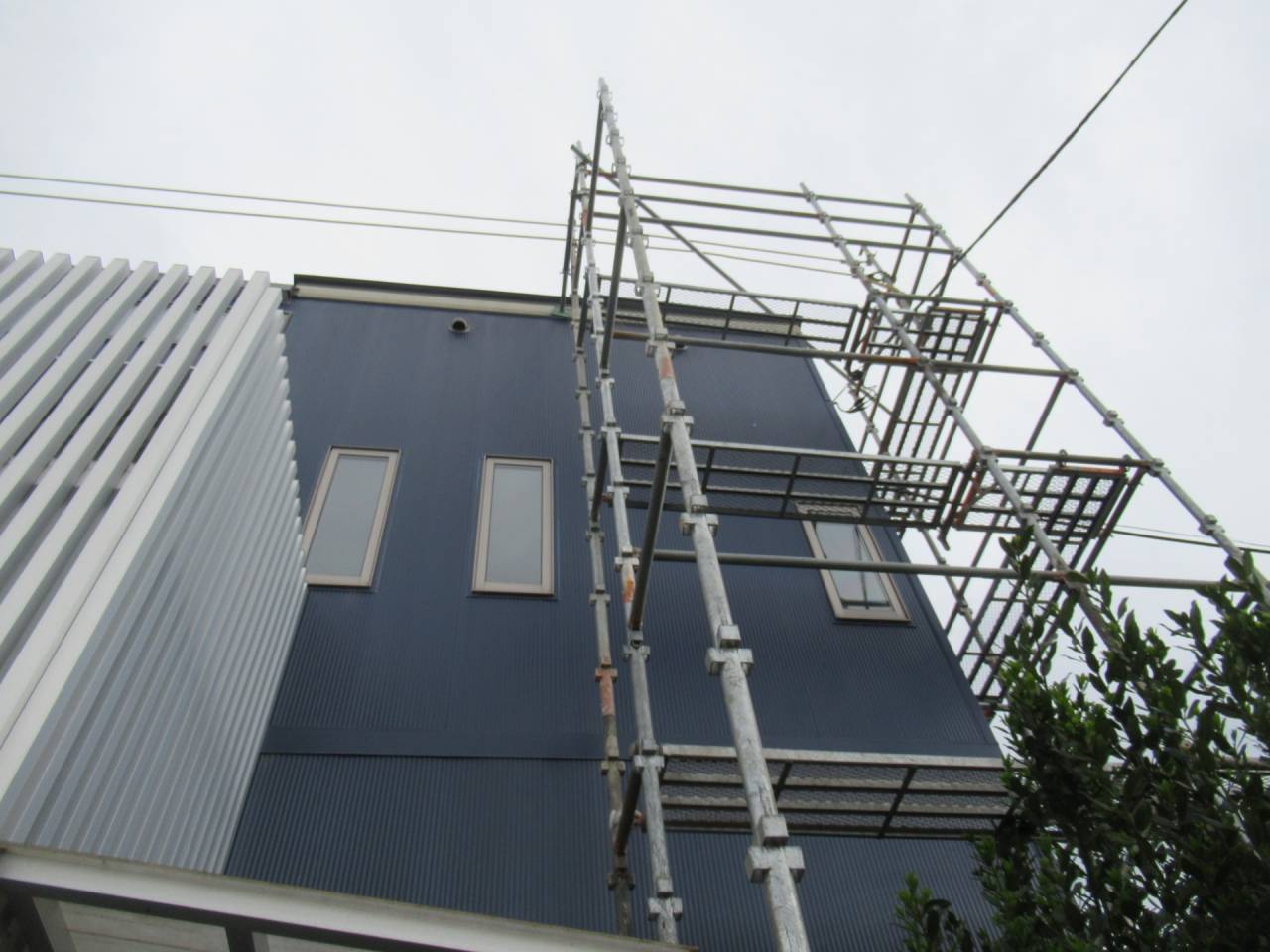 甲府市で行われました足場設置の様子