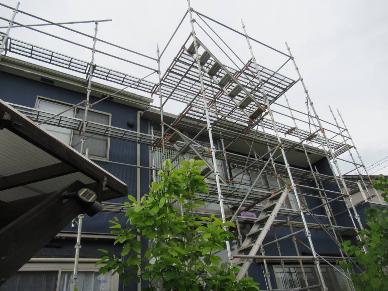 甲府市で行われました足場設置の様子