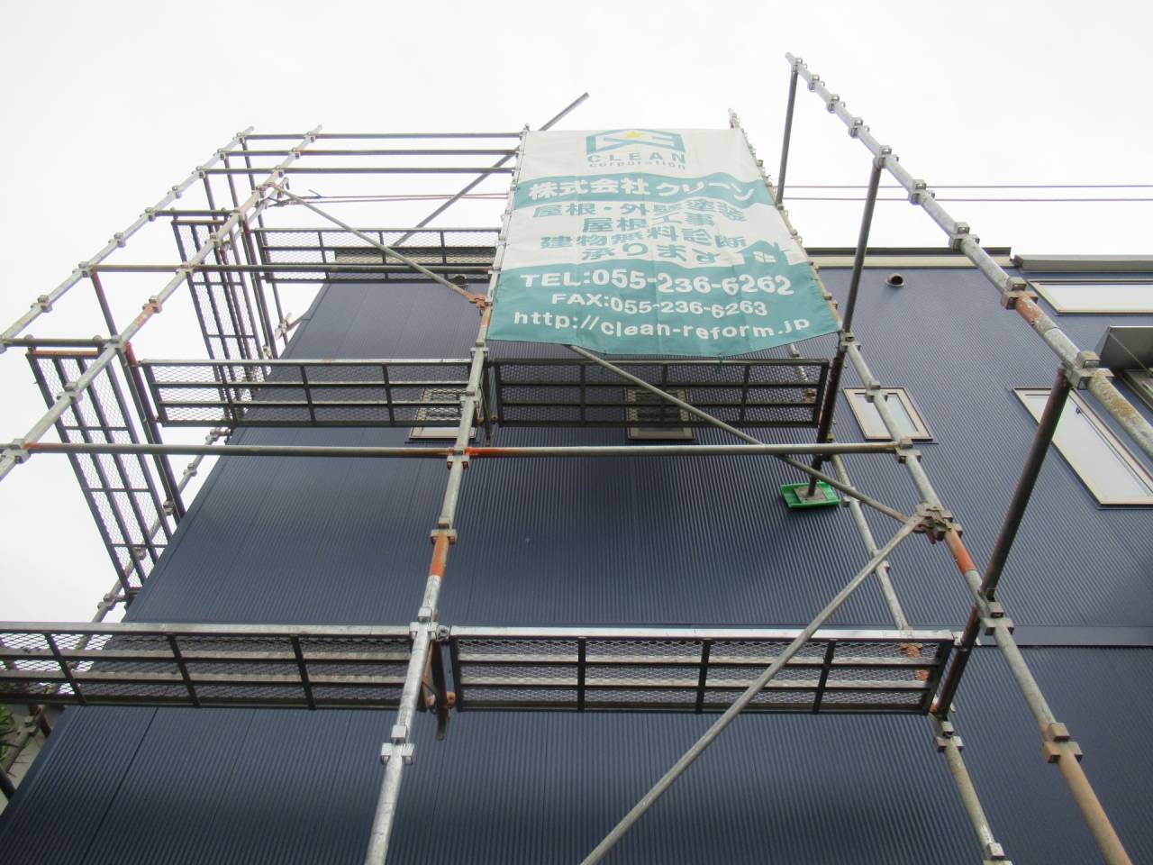 甲府市で行われました足場設置の様子