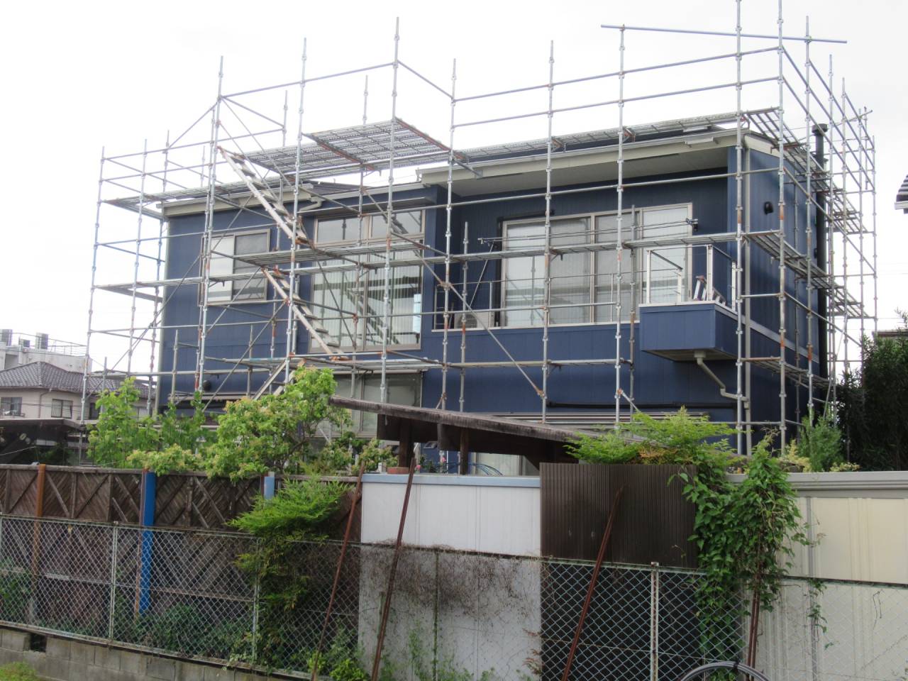 甲府市で行われました足場設置の様子