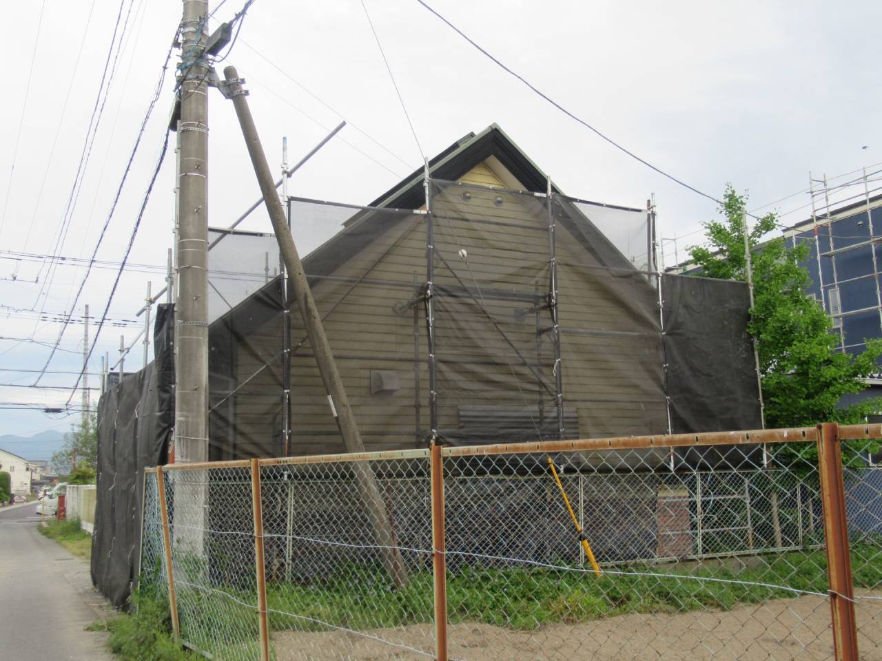 甲府市で行われました足場設置の様子