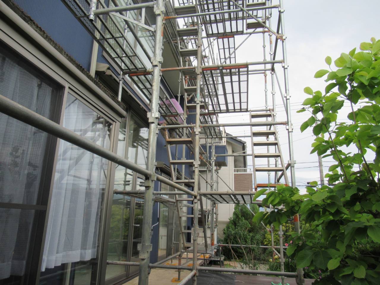 甲府市で行われました足場設置の様子