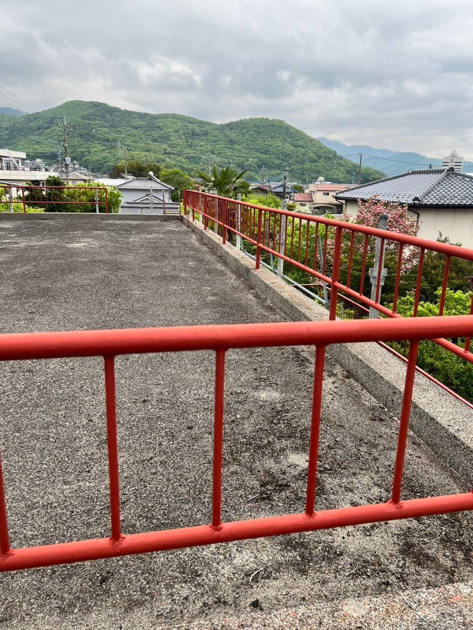 甲府市で屋上手すり・サッシの鉄部塗装のための準備を行いました