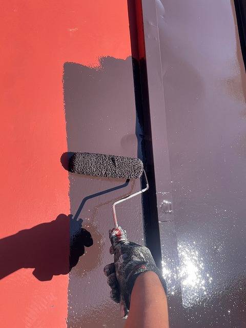 甲州市の瓦棒葺きトタン屋根を丁寧に手ケレンし、3回塗りで塗装しました