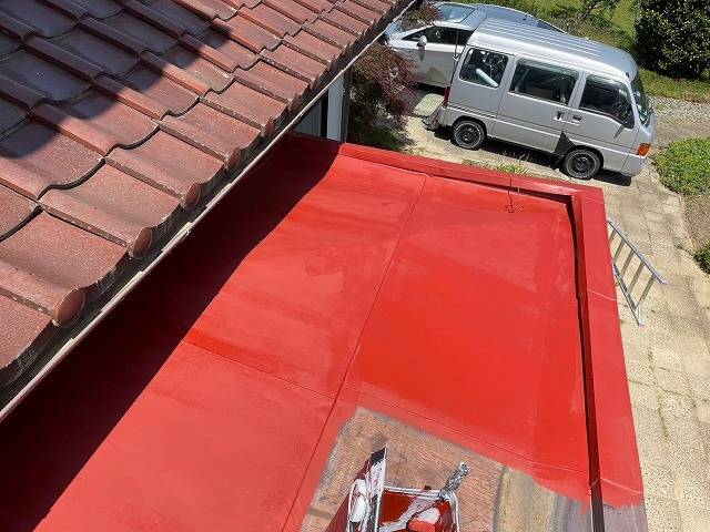 甲州市の瓦棒葺きトタン屋根を丁寧に手ケレンし、3回塗りで塗装しました