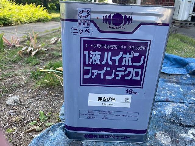 甲州市の瓦棒葺きトタン屋根を丁寧に手ケレンし、3回塗りで塗装しました