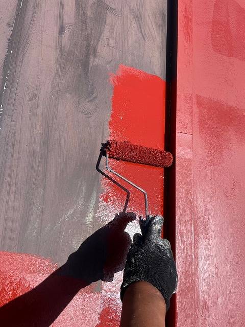 甲州市の瓦棒葺きトタン屋根を丁寧に手ケレンし、3回塗りで塗装しました