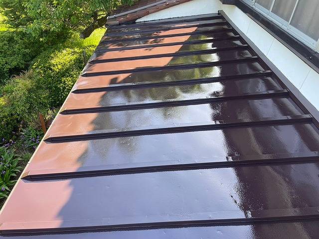 甲州市の瓦棒葺きトタン屋根を丁寧に手ケレンし、3回塗りで塗装しました