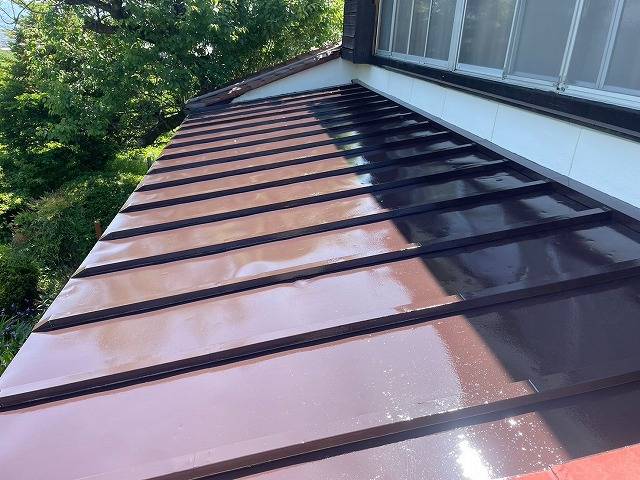 甲州市の瓦棒葺きトタン屋根を丁寧に手ケレンし、3回塗りで塗装しました