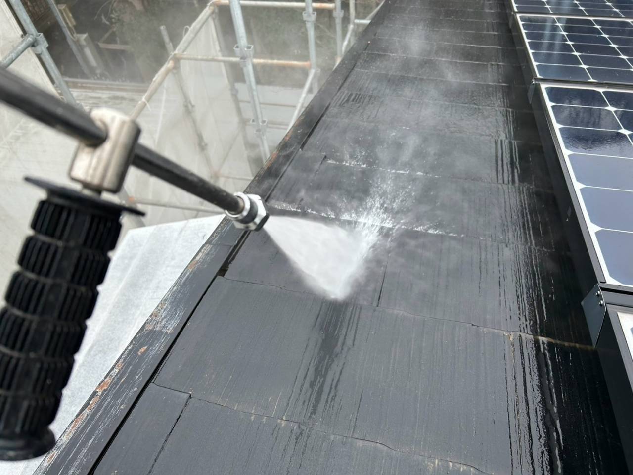 笛吹市のモダンな住宅で外壁塗装のための高圧洗浄を行った様子