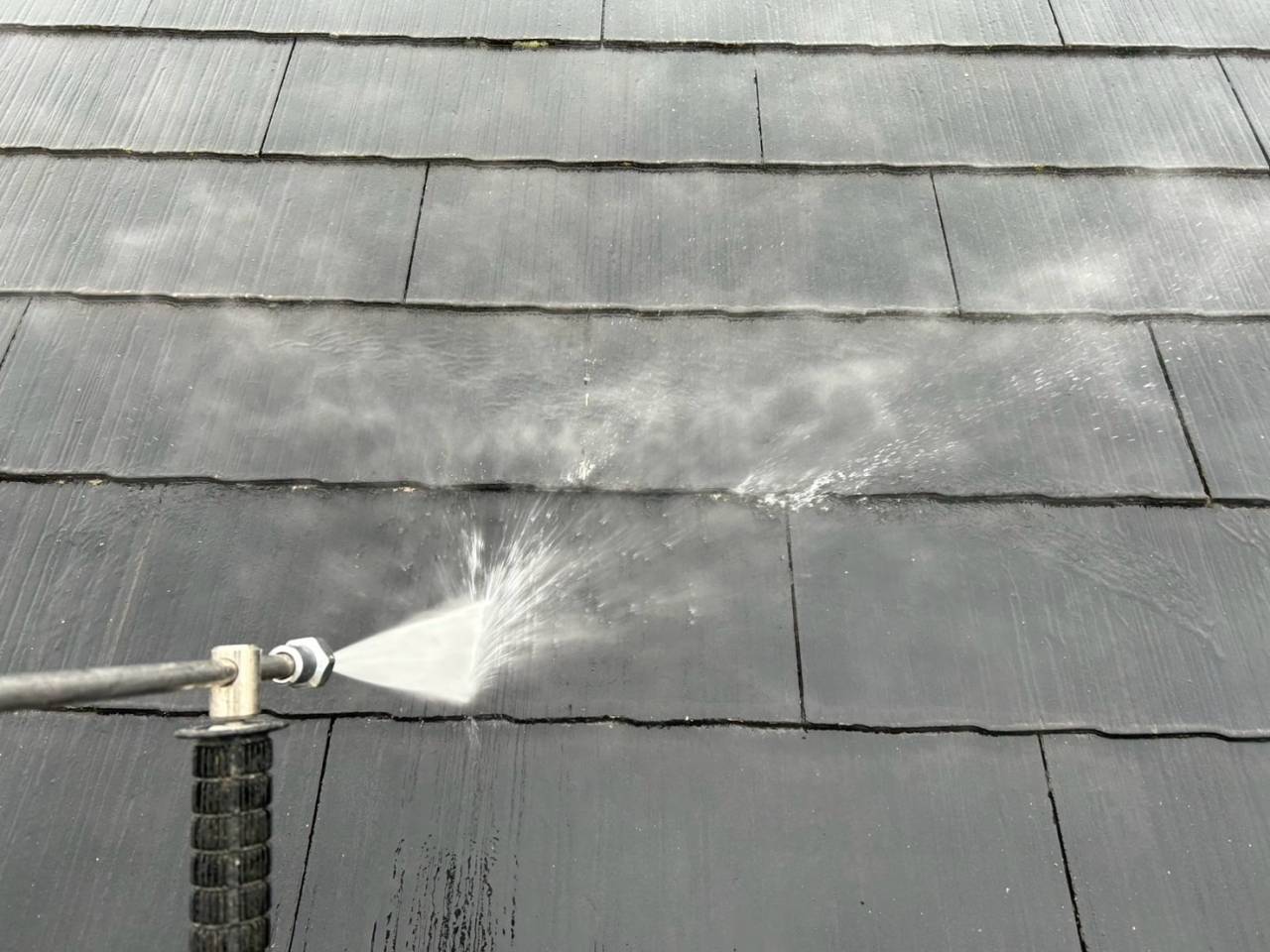 笛吹市で塗装工事のための高圧洗浄を行った様子