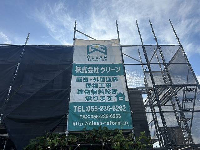 甲府市の住宅で外壁塗装工事に伴う足場設置、外壁の下処理を行いました。