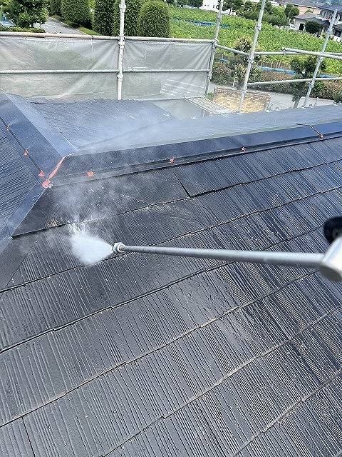 甲府市で傷んだスレート屋根をべスコロフィラーを下塗りし屋根塗装しました