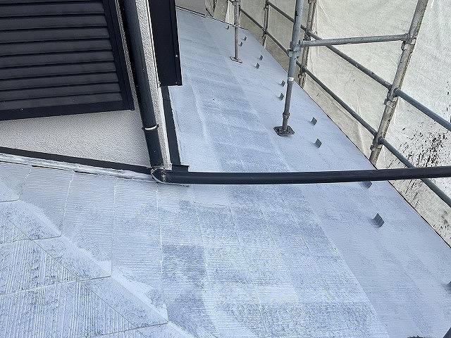 甲府市で傷んだスレート屋根をべスコロフィラーを下塗りし屋根塗装しました