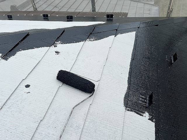 甲府市で傷んだスレート屋根をべスコロフィラーを下塗りし屋根塗装しました