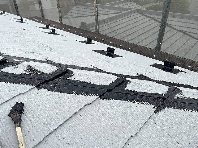 甲府市で傷んだスレート屋根をべスコロフィラーを下塗りし屋根塗装しました