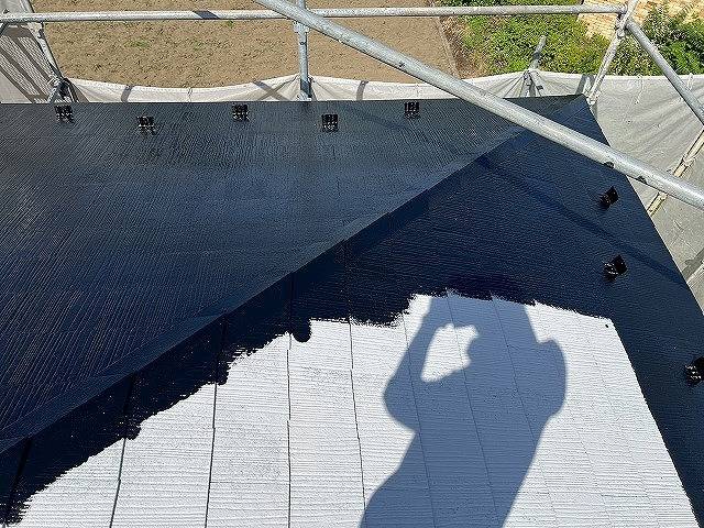 甲府市で傷んだスレート屋根をべスコロフィラーを下塗りし屋根塗装しました