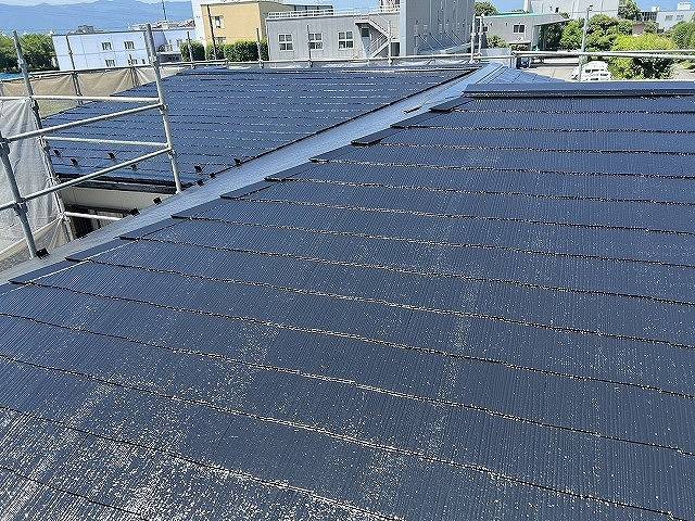 甲府市で傷んだスレート屋根をべスコロフィラーを下塗りし屋根塗装しました